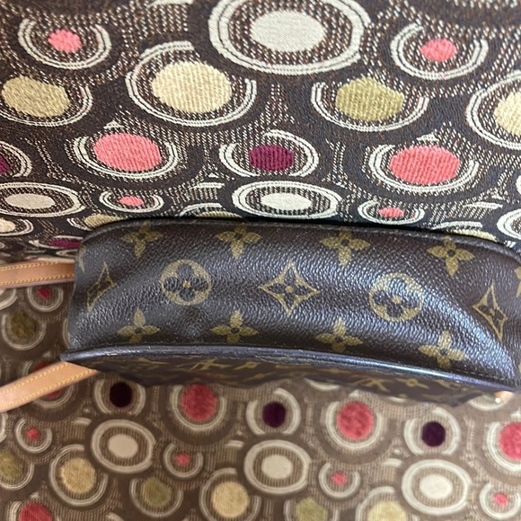 Louis Vuitton St Cloud - Picture 8 of 16